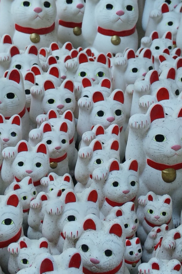 Керамические фигурки белых котов