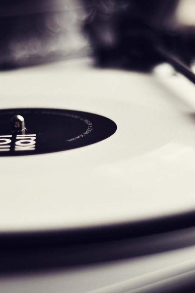 Белая пластинка в проигрывателе