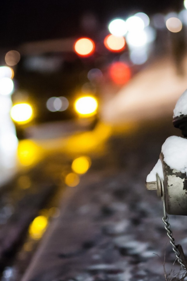 Белый пожарный кран на улице