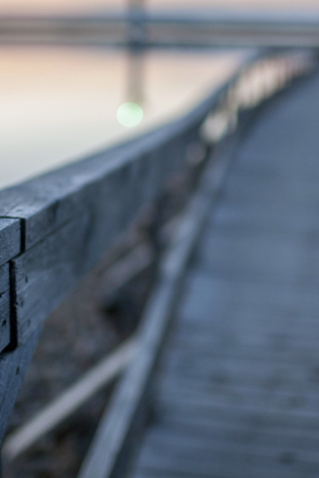 Перила деревянного моста через реку