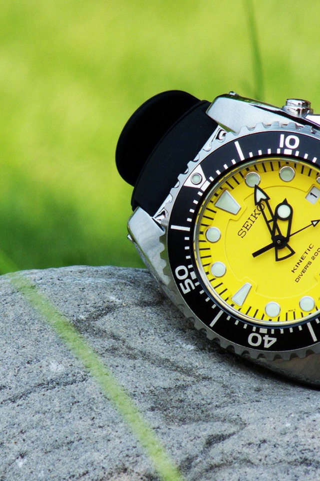 Желтые часы на камне