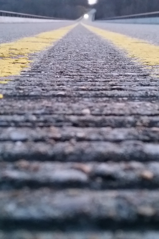 Желтая разметка на дороге