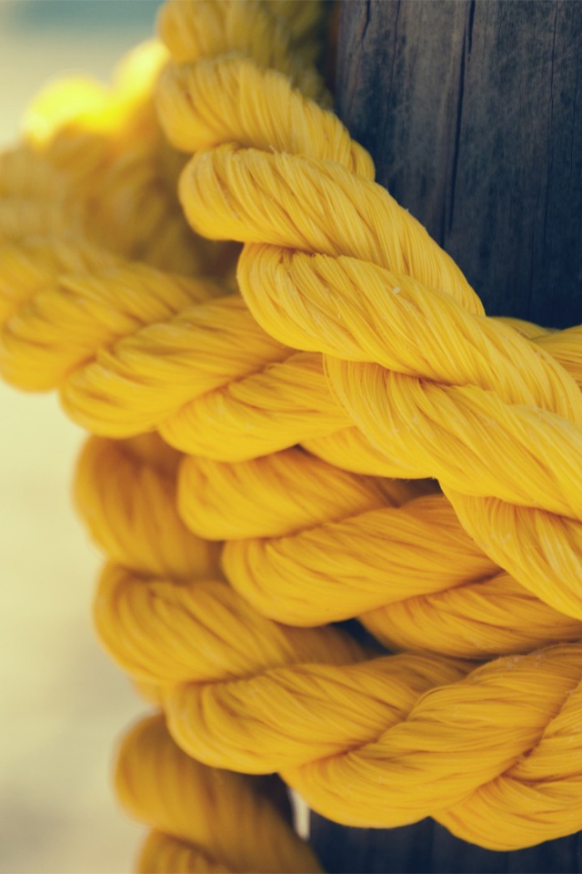 Желтая веревка на столбе