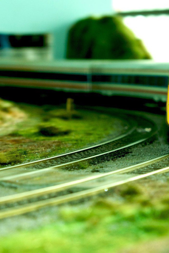 Желтый игрушечный поезд