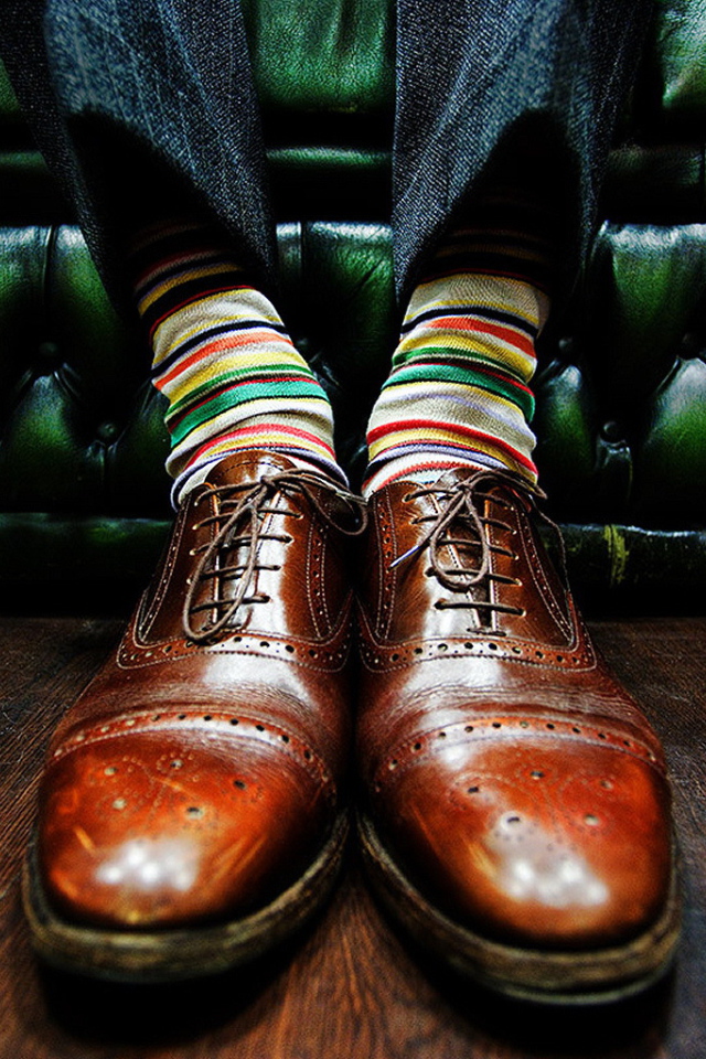 Ноги в коричневых ботинках