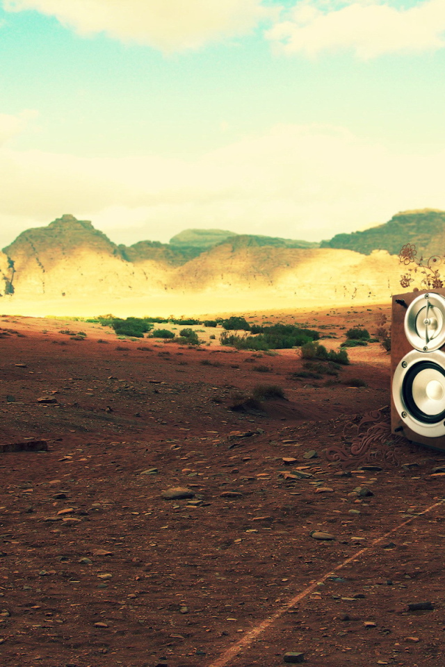 Музыкальная колонка в пустыне