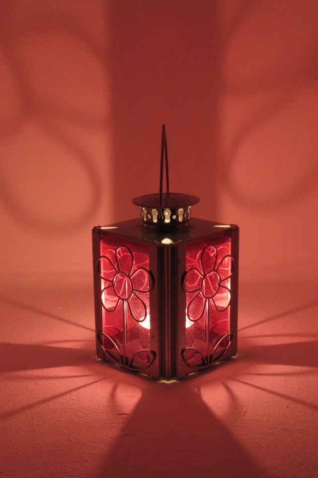 Красный свет от фонаря