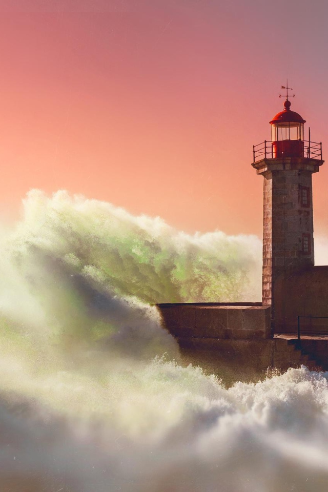 Волны прибоя накатывают на маяк
