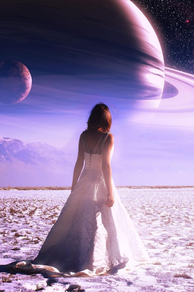 Девушка в белом платье смотрит на Сатурн