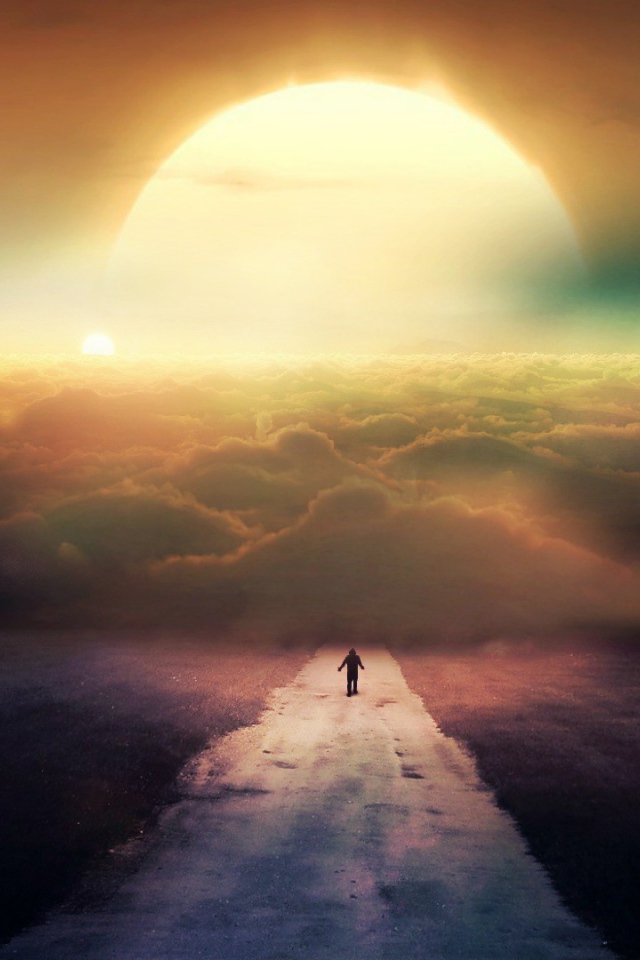 Человек идет на закат в облаках