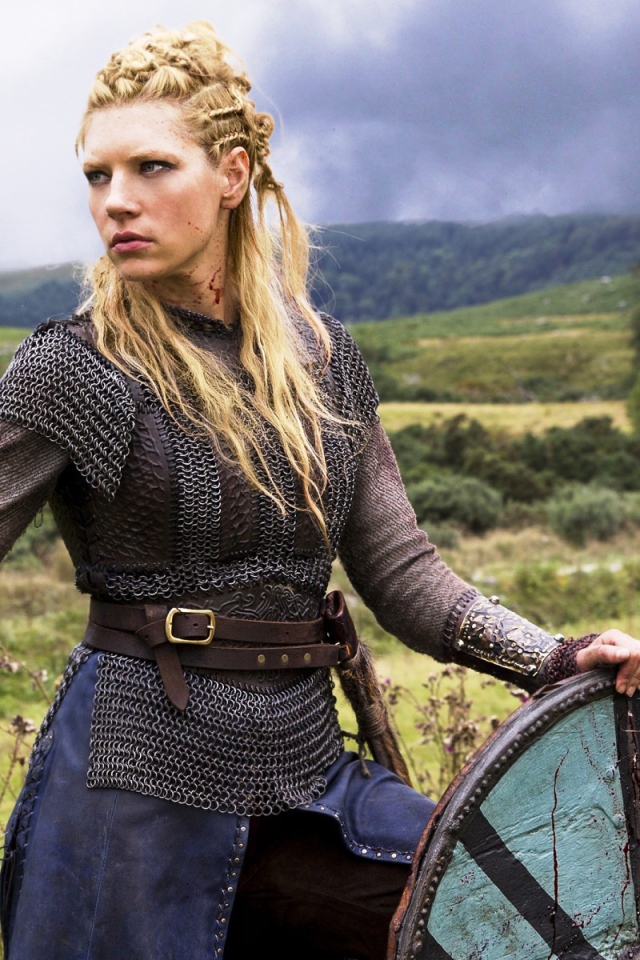 Актриса в роли девушки викинга