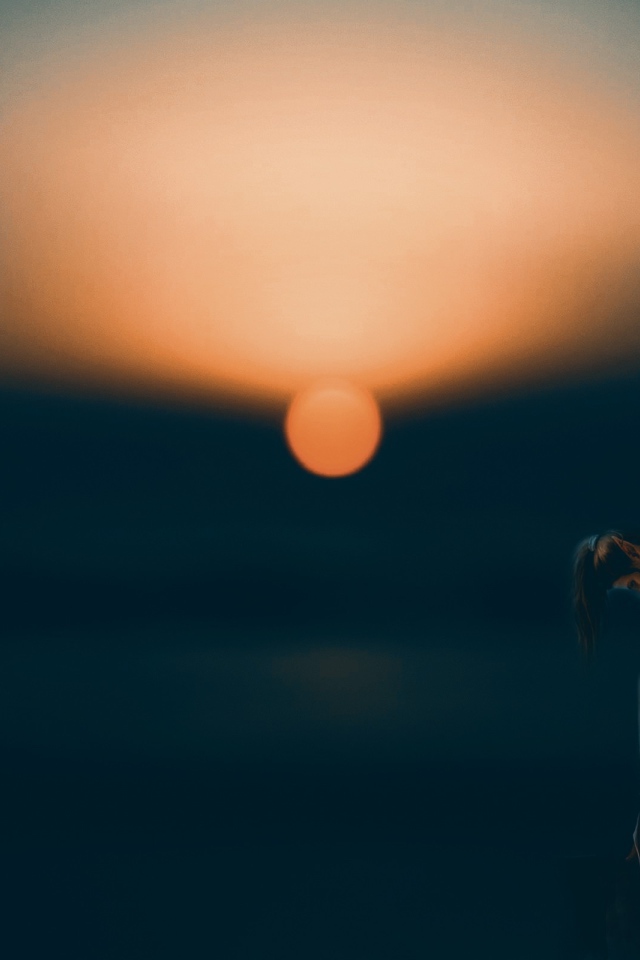 Ангел с черными крыльями на закате солнца