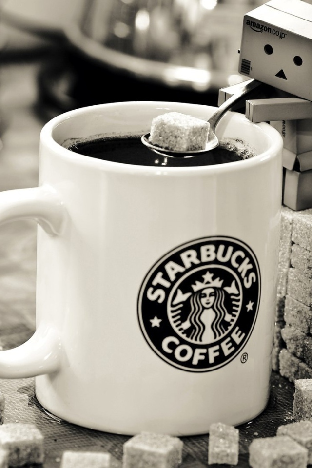 Картонный человечек делает кофе