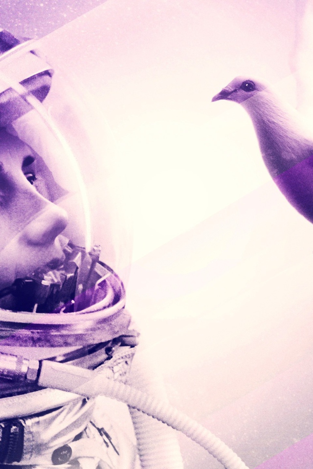 Космонавт смотрит на птицу