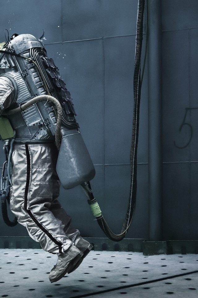 Космонавт в ангаре космической станции