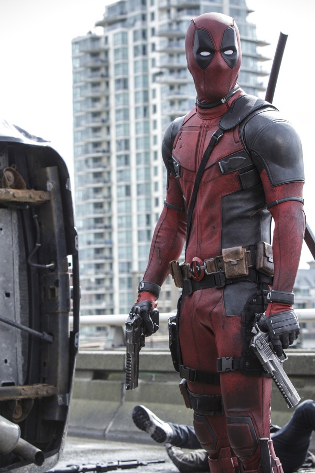 Дэдпул у перевернутой машины