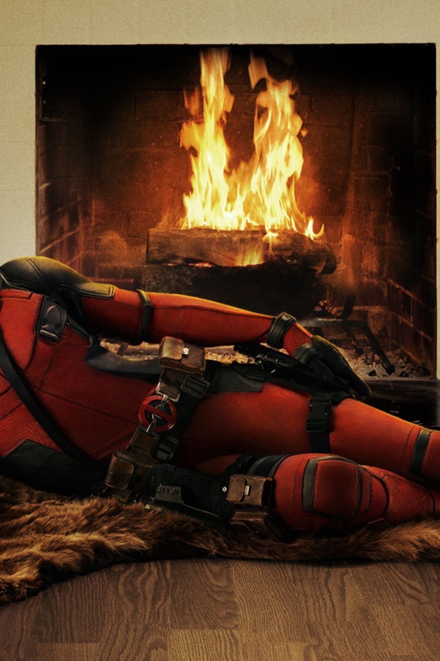 Дэдпул лежит у камина