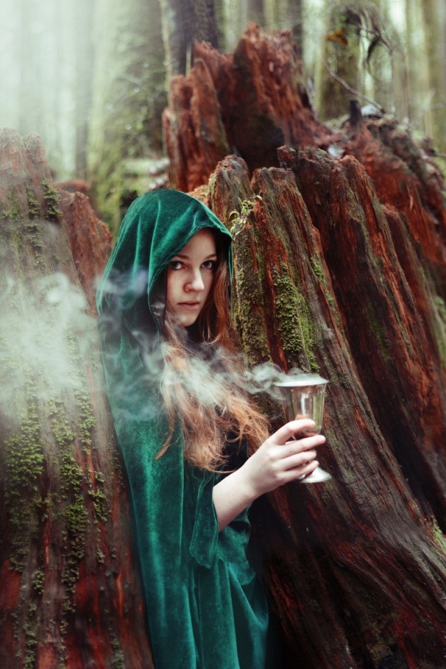 Чародейка с дымящимся кубком в лесу