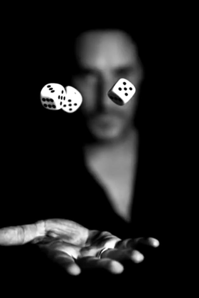 Игровые кости парят над ладонью