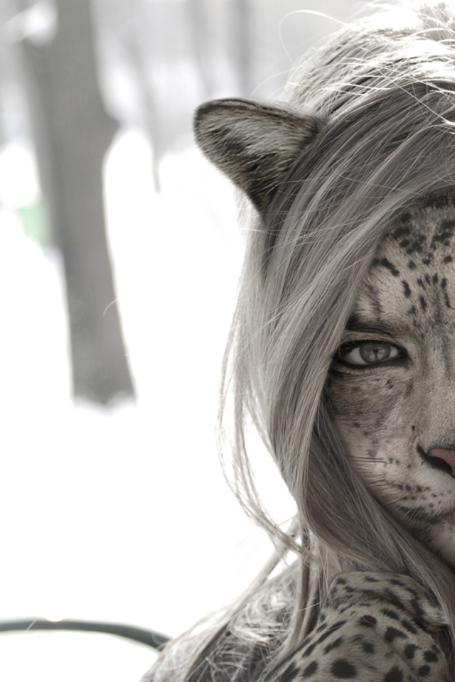 Девушка кошка на фоне снега