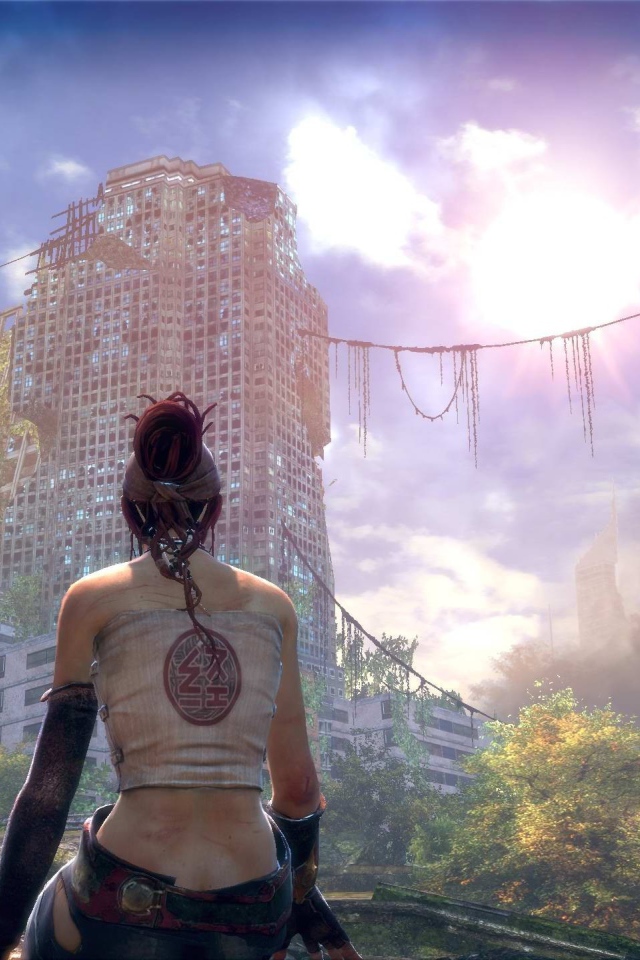 Девушка в заброшенном городе