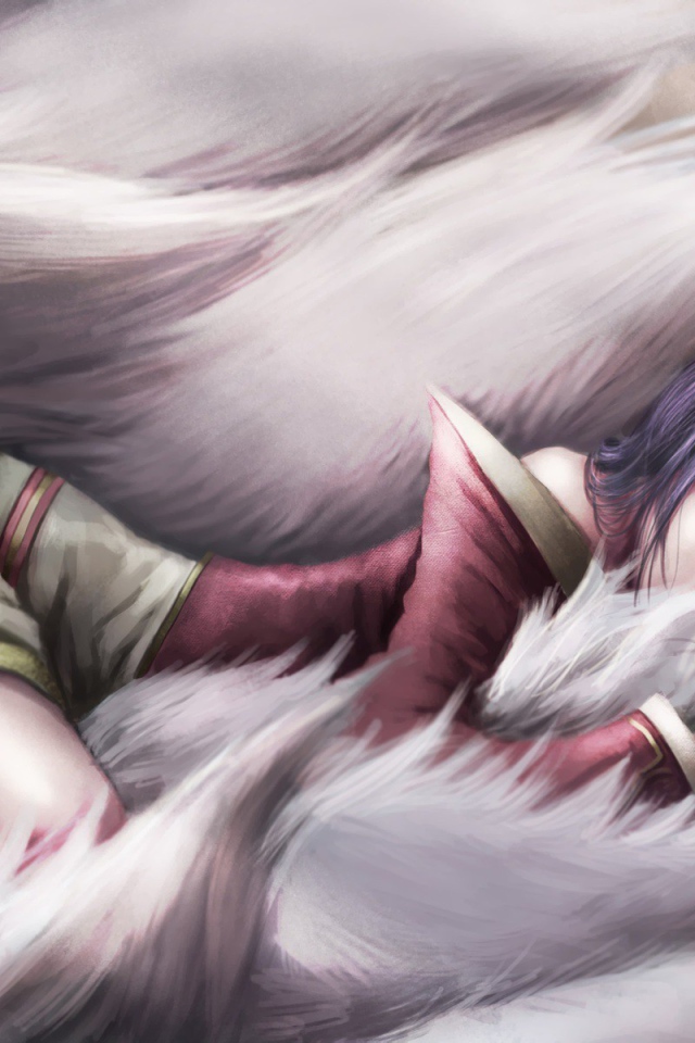 Девушка спит среди белого меха