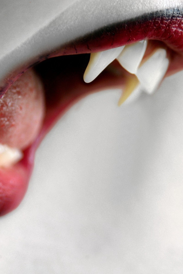 Оскал и клыки вампира