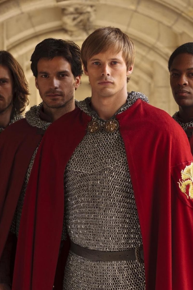 Рыцари в кольчугах и красных накидках