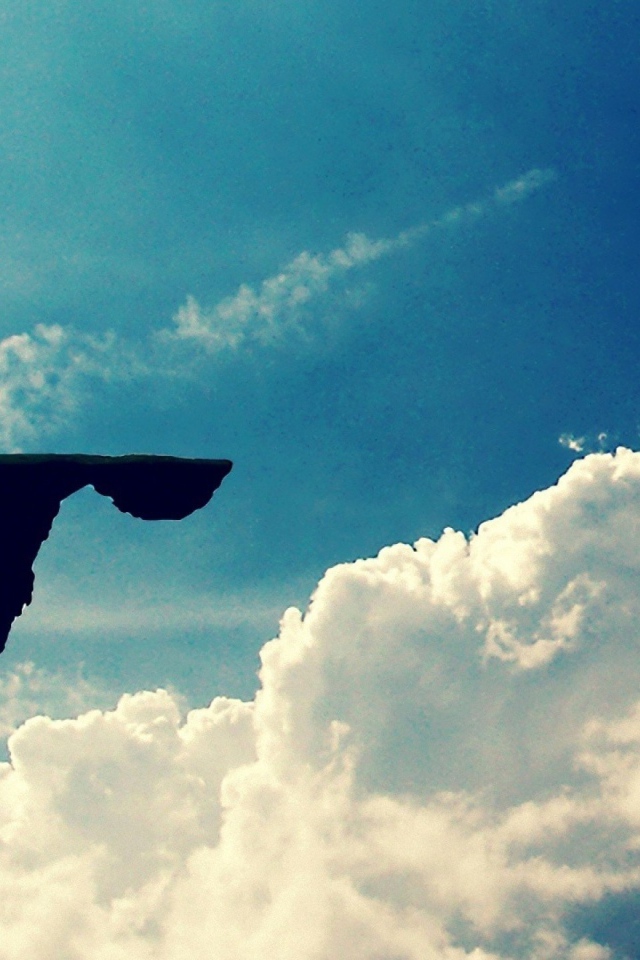 Маяк на куске земли улетает в облака