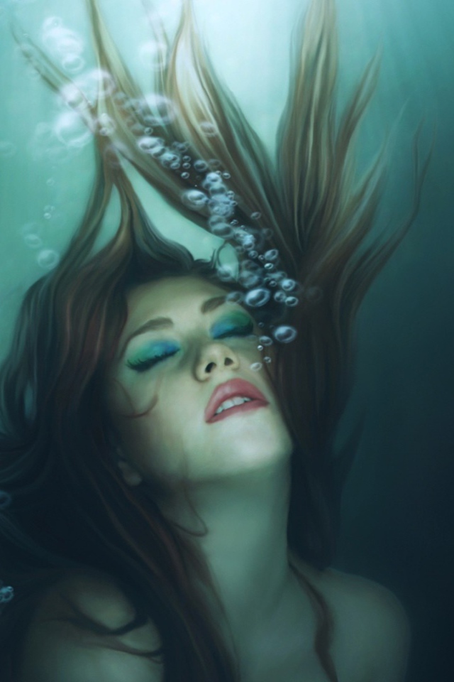 Девушка русалка погружается в воду