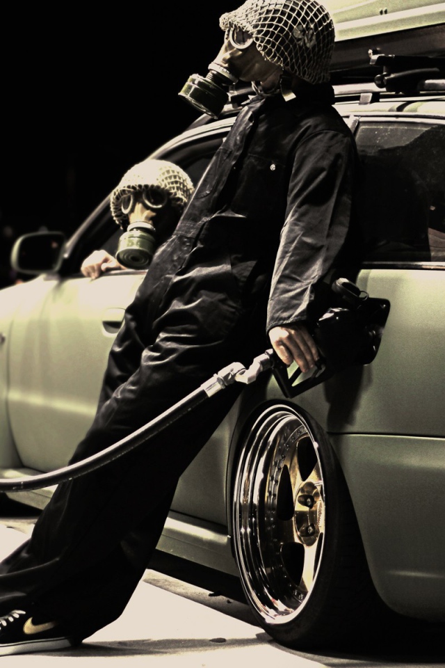 Заправщик в маске