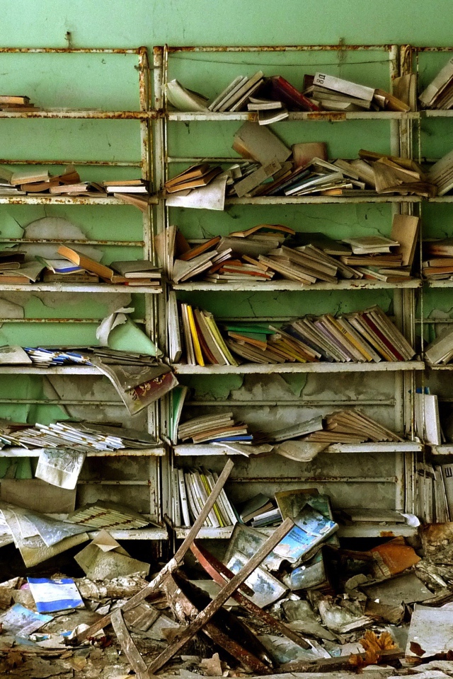 Остатки книг в руинах библиотеки