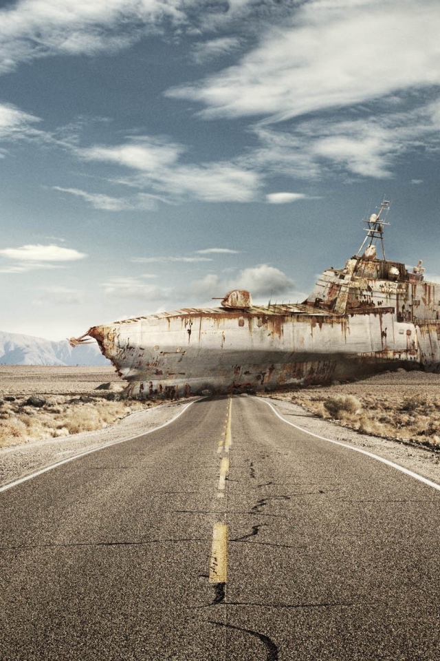 Ржавый корабль преградил дорогу в пустыне