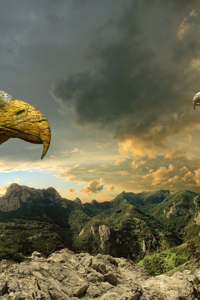 Статуи орлов из камня