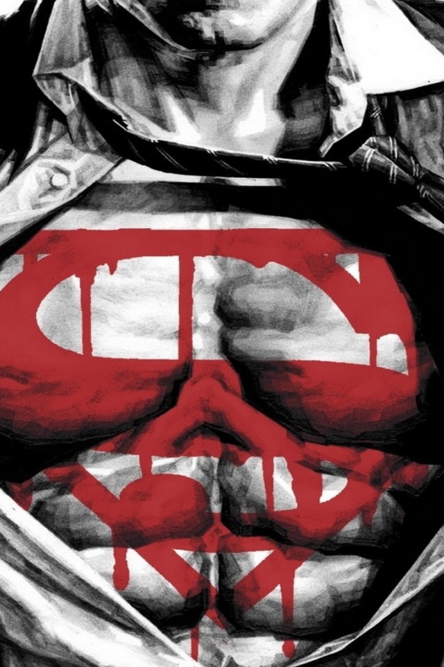 Супермен разрывает костюм на груди