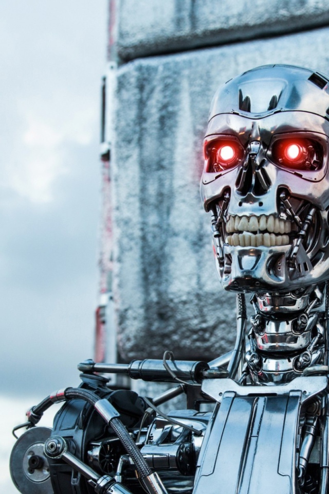 Терминатор стоит у стены