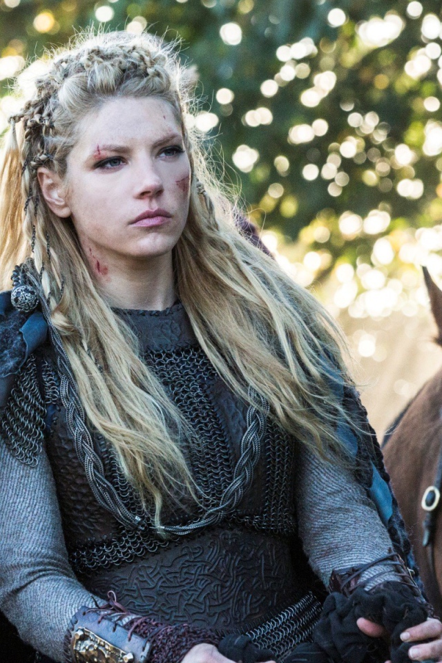 Девушка викинг на коне