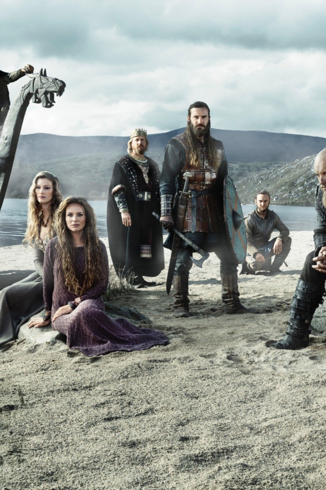 Отряд викингов на берегу моря