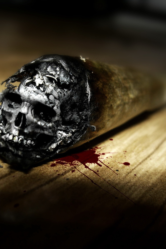 Черный череп на полу