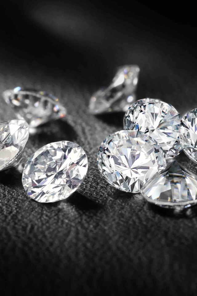 Горсть бриллиантов на черной коже