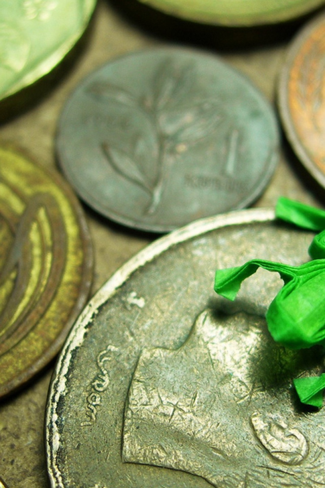 Фигурка лягушки на монетах