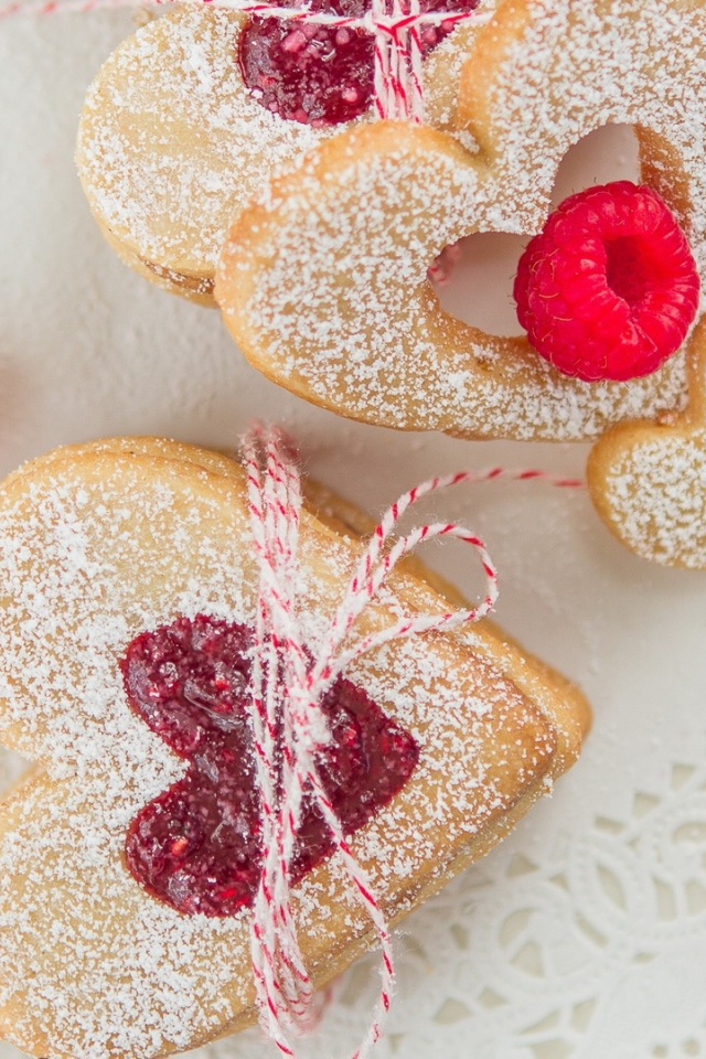 Печенье с малиной и сахарной пудрой