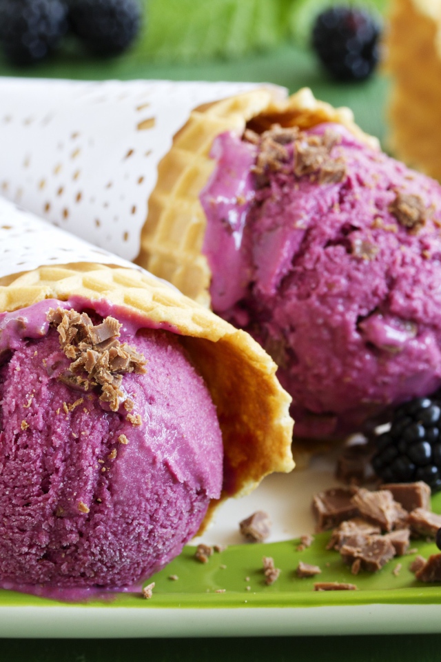 Мороженое из ежевики в вафельном рожке
