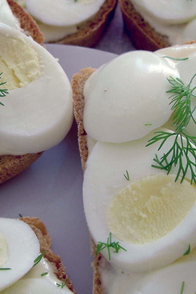 Вареные яйца с хлебом и укропом