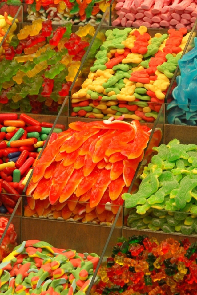 Цукаты и мармелад на полке магазина