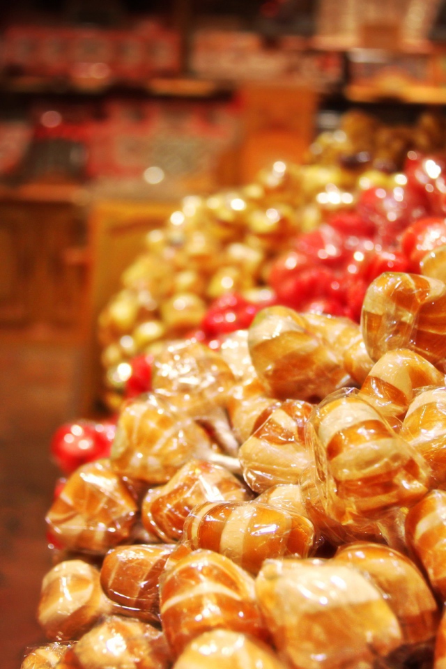 Конфеты на прилавке в магазине