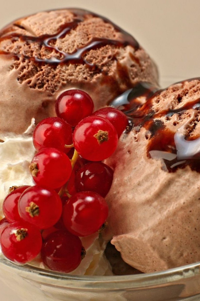 Шоколадное мороженое со смородиной