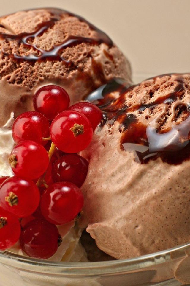 Шоколадное мороженое с красной смородиной