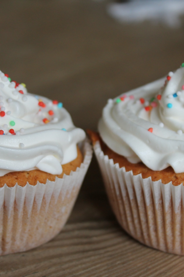 Кексы с кремом и посыпкой