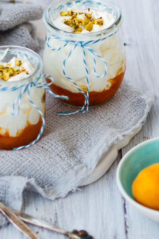 Десерт из взбитых сливок и персикового джема